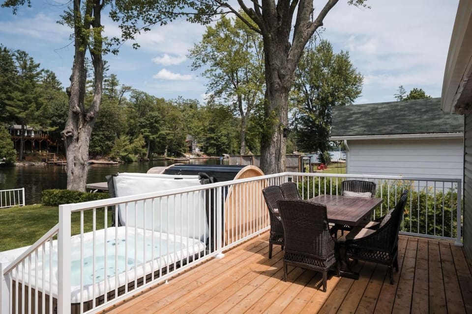 Washago Waterfront Hot Tub, Sauna, Trails, Fish House in Gravenhurst