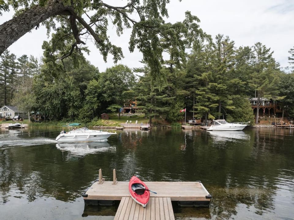 Washago Waterfront Hot Tub, Sauna, Trails, Fish House in Gravenhurst