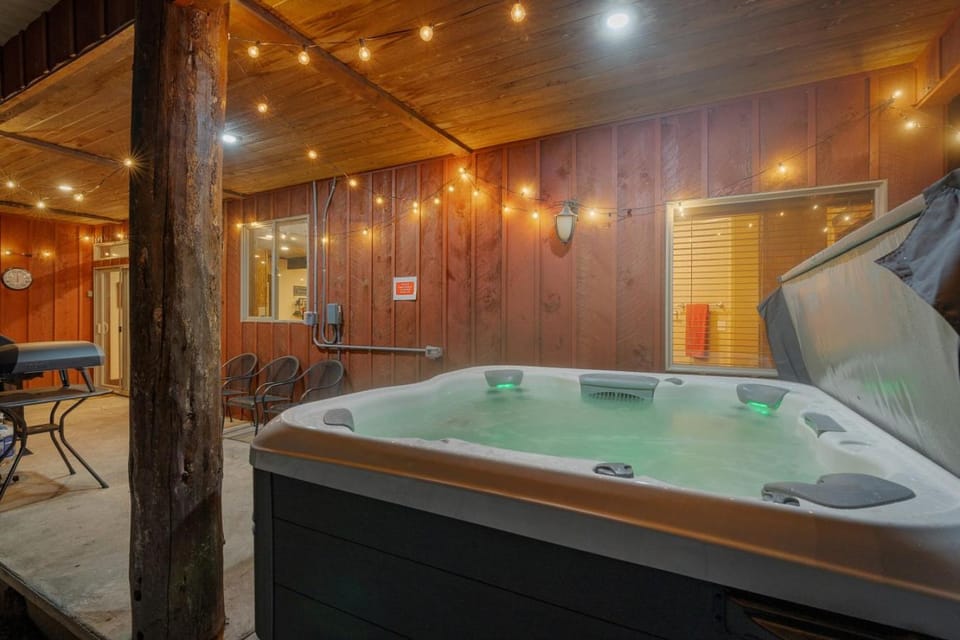 Rising Sun Ranch - Hot Tub - Game Room - Sleeps 20 - 35mi Yellowstone House in Island Park