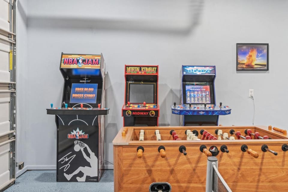 Rising Sun Ranch - Hot Tub - Game Room - Sleeps 20 - 35mi Yellowstone House in Island Park