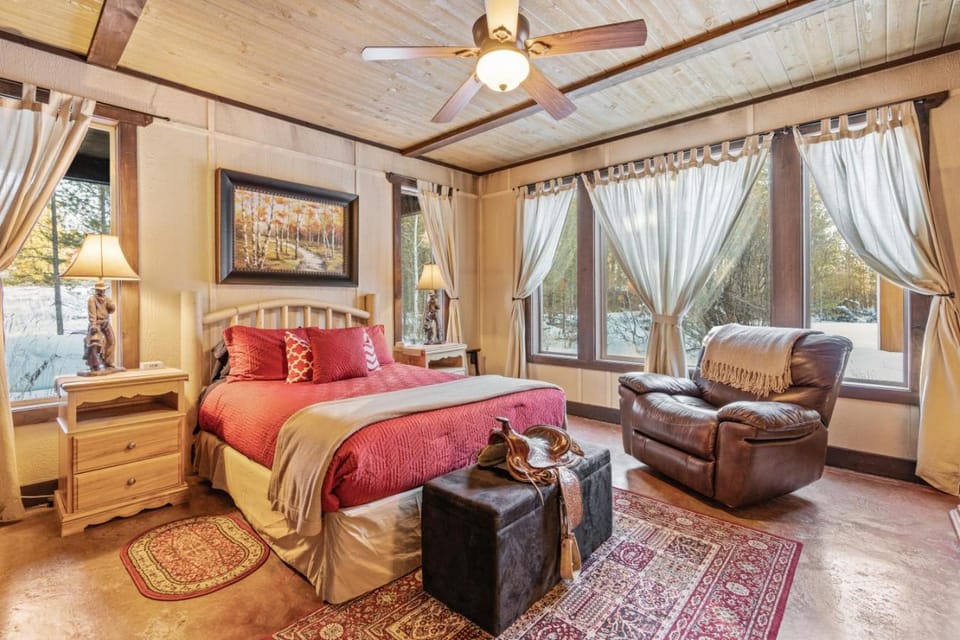 Rising Sun Ranch - Hot Tub - Game Room - Sleeps 20 - 35mi Yellowstone House in Island Park