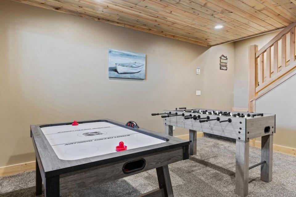 Lakeview Lodge - Boat Launch, Hot Tub, Game Room, BBQ, Yellowstone House in Idaho