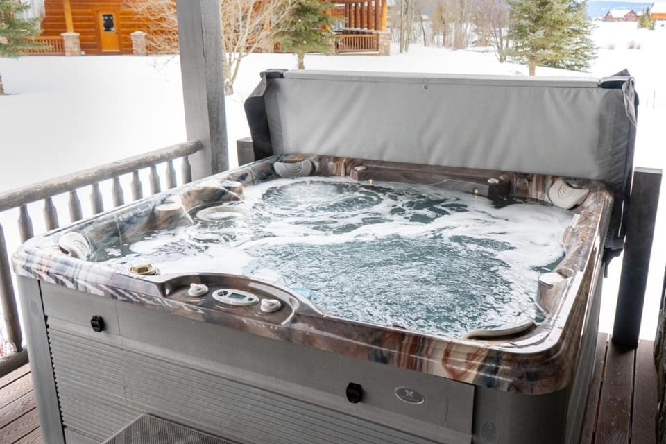 Lakeview Lodge - Boat Launch, Hot Tub, Game Room, BBQ, Yellowstone House in Idaho