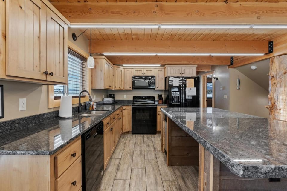 Lakeview Lodge - Boat Launch, Hot Tub, Game Room, BBQ, Yellowstone House in Idaho