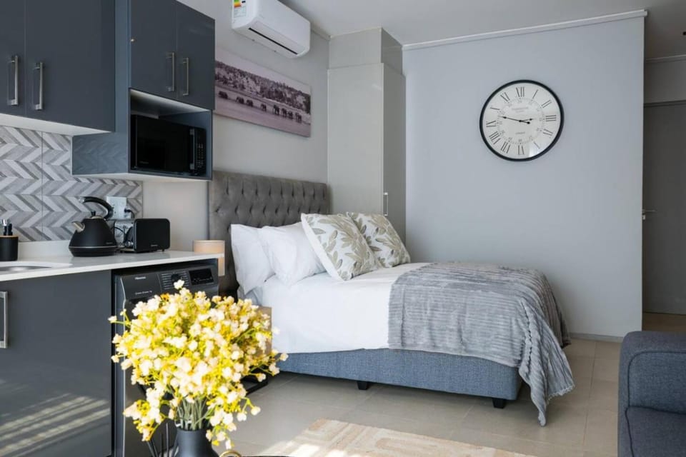 Bed, Kitchen or kitchenette, Bedroom