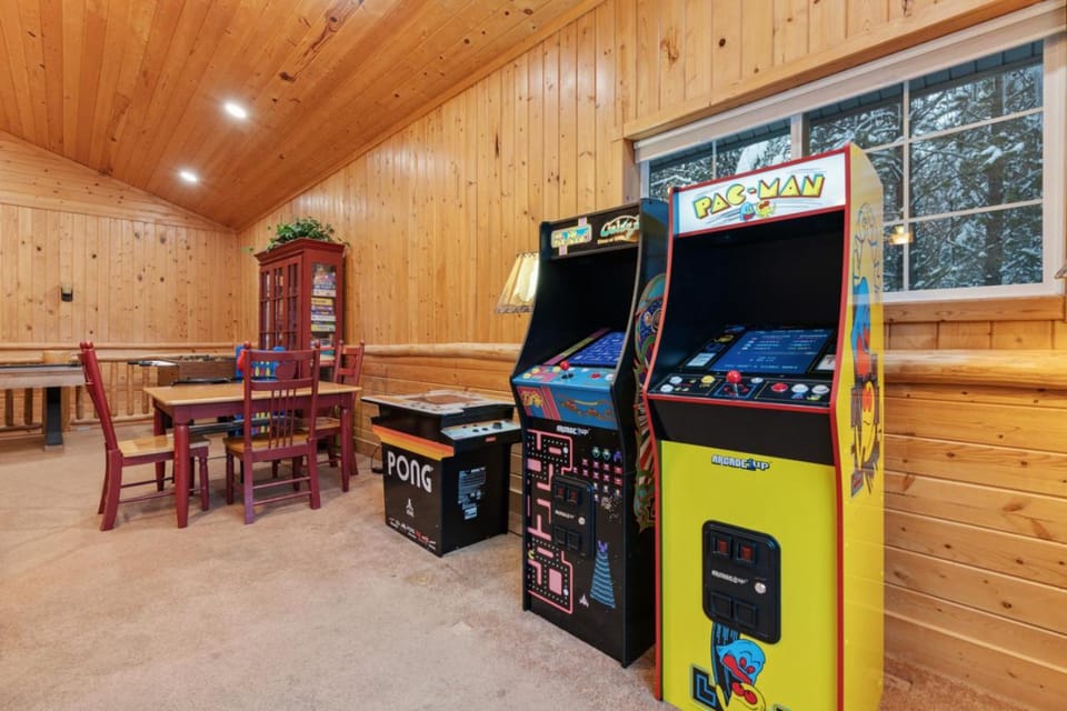Three Bears Lodge - Lakefront, Hot Tub, Game Room, Close 2 Yellowstone House in Island Park