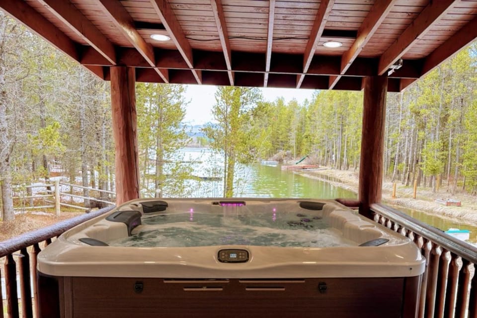 Three Bears Lodge - Lakefront, Hot Tub, Game Room, Close 2 Yellowstone House in Island Park