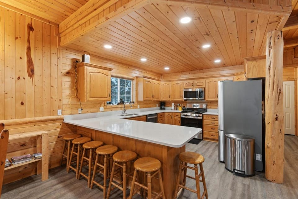 Three Bears Lodge - Lakefront, Hot Tub, Game Room, Close 2 Yellowstone House in Island Park