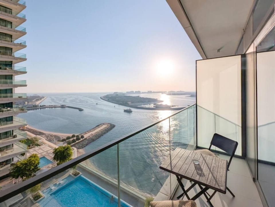 FIRST CLASS 1BR Sea Views Direct Beach Access Apartment in Dubai