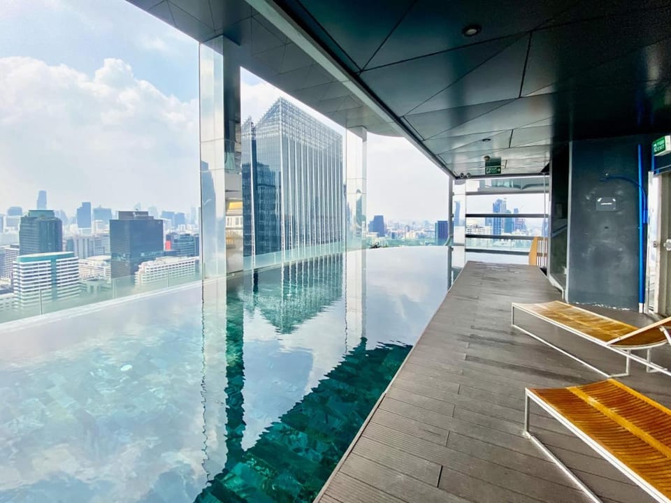 Near BTS l CentralWorld l Pool and Sauna Apartment in Bangkok