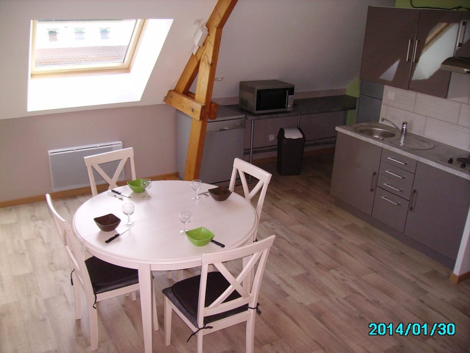 Kitchen or kitchenette, Dining area, pet friendly, stove