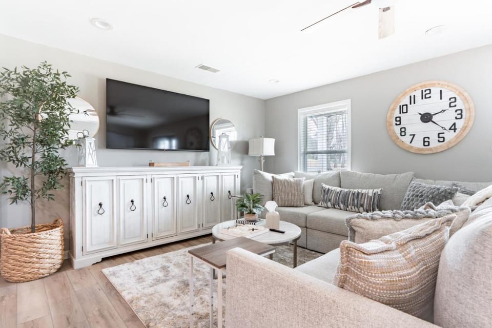 Luxury 3BR Pond View Home with Gameroom House in Southaven