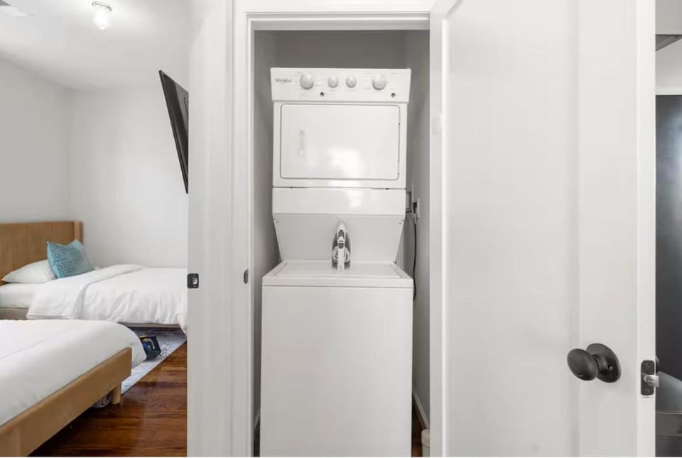Luxury 4BR Near NYC - Parking -Sleeps 8 Apartment in Secaucus
