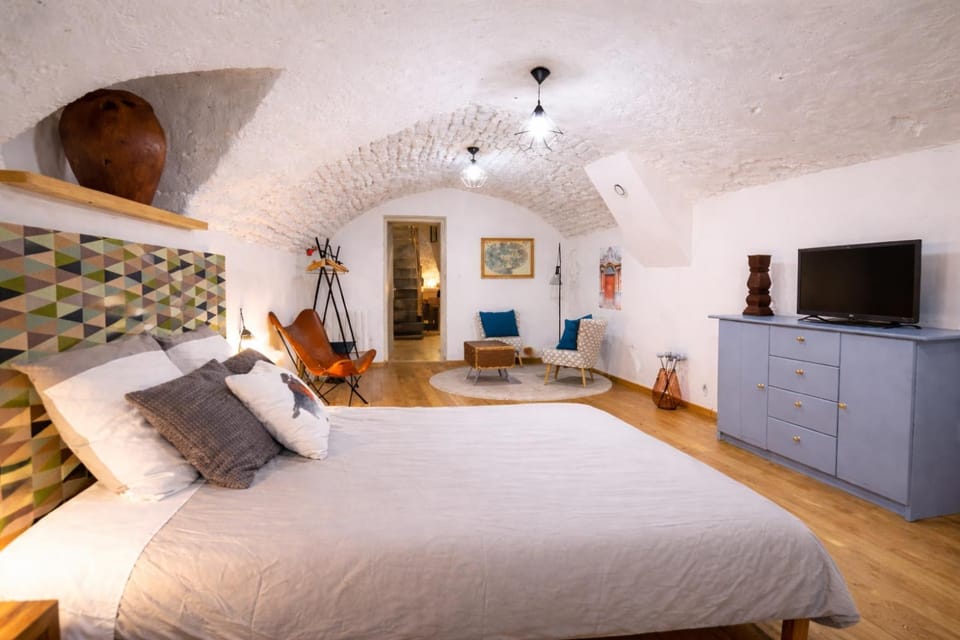 Bed, TV and multimedia, Photo of the whole room, Bedroom