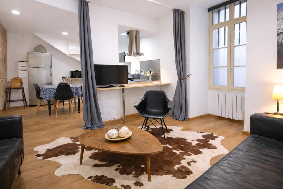 TV and multimedia, Kitchen or kitchenette, Living room, Seating area, Dining area, stove