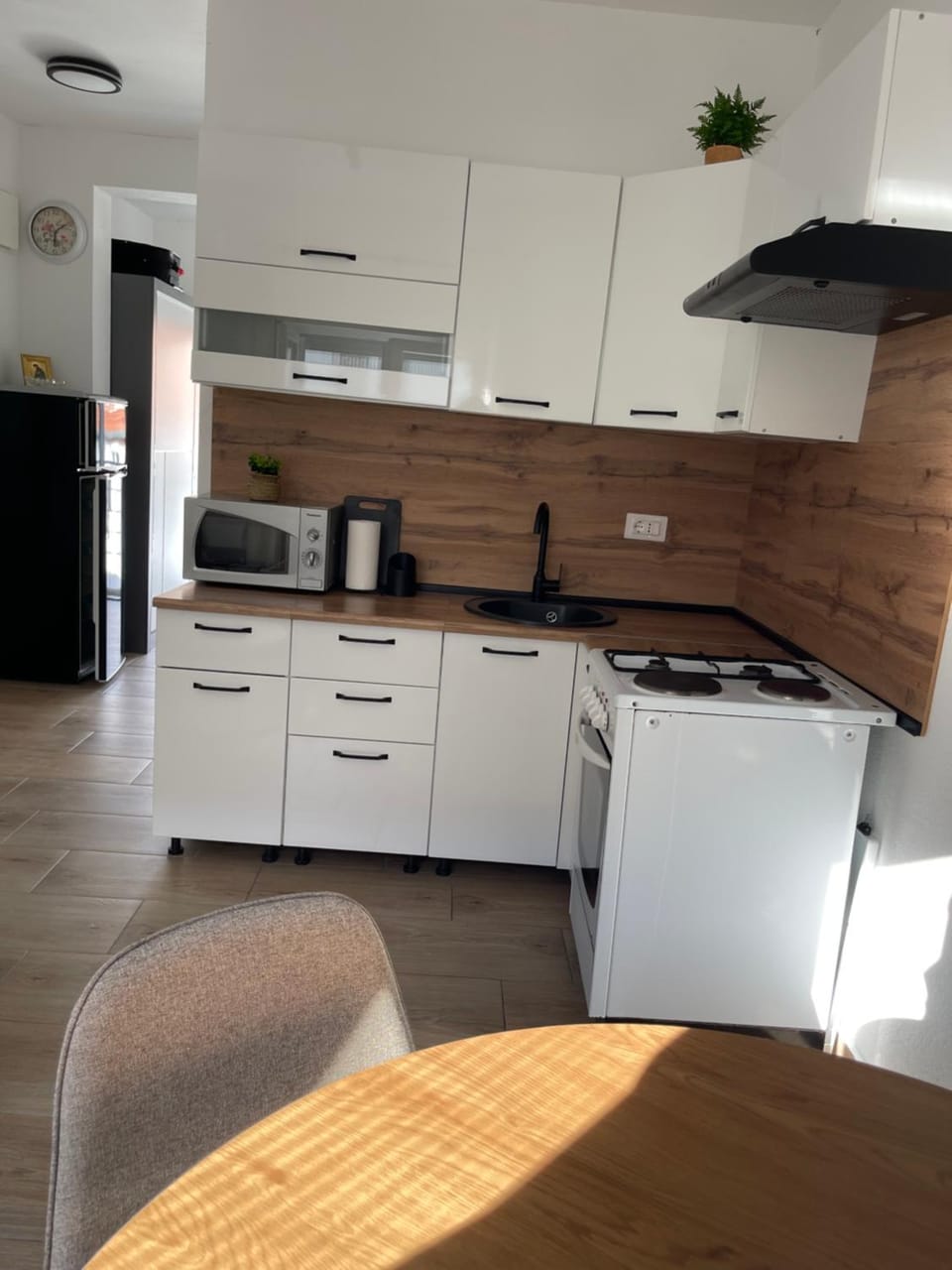 Kitchen or kitchenette, microwave, oven, kitchen