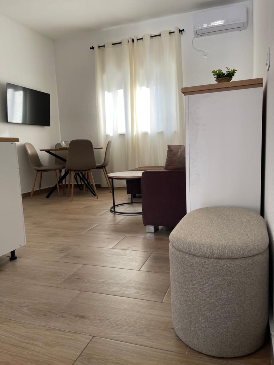 TV and multimedia, Living room, Seating area, Dining area, air conditioner