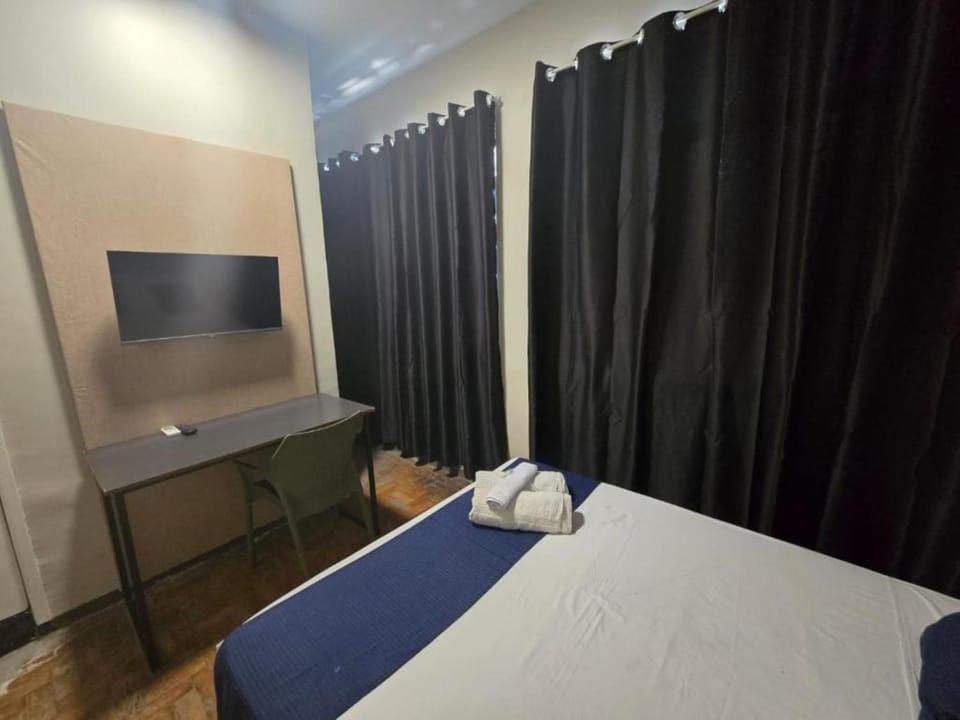 Bed, TV and multimedia, Bedroom