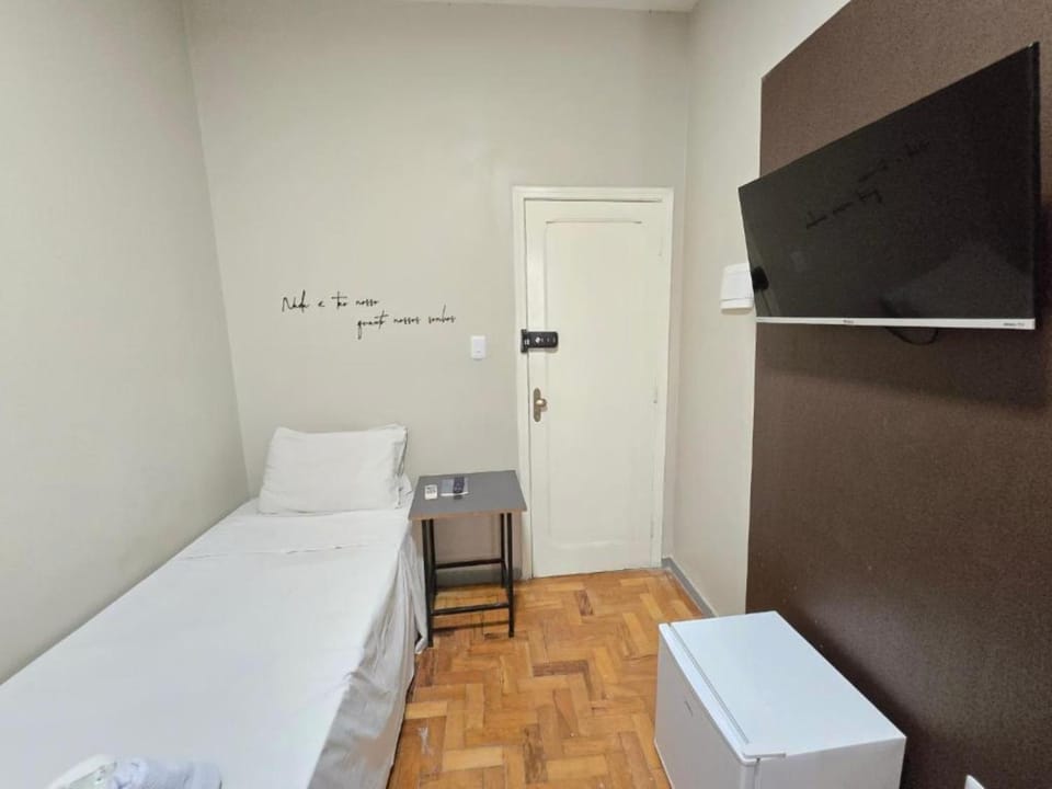 Bed, TV and multimedia, Bedroom