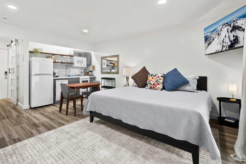 Recently Remodeled Ground Floor Studio Near Downtown Bend House in Bend