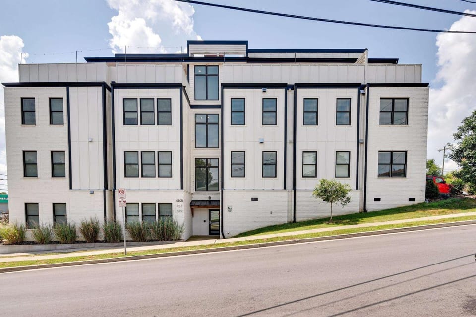 The Cozy Chord- Music City Stay Near Broadway Apartment in Nashville