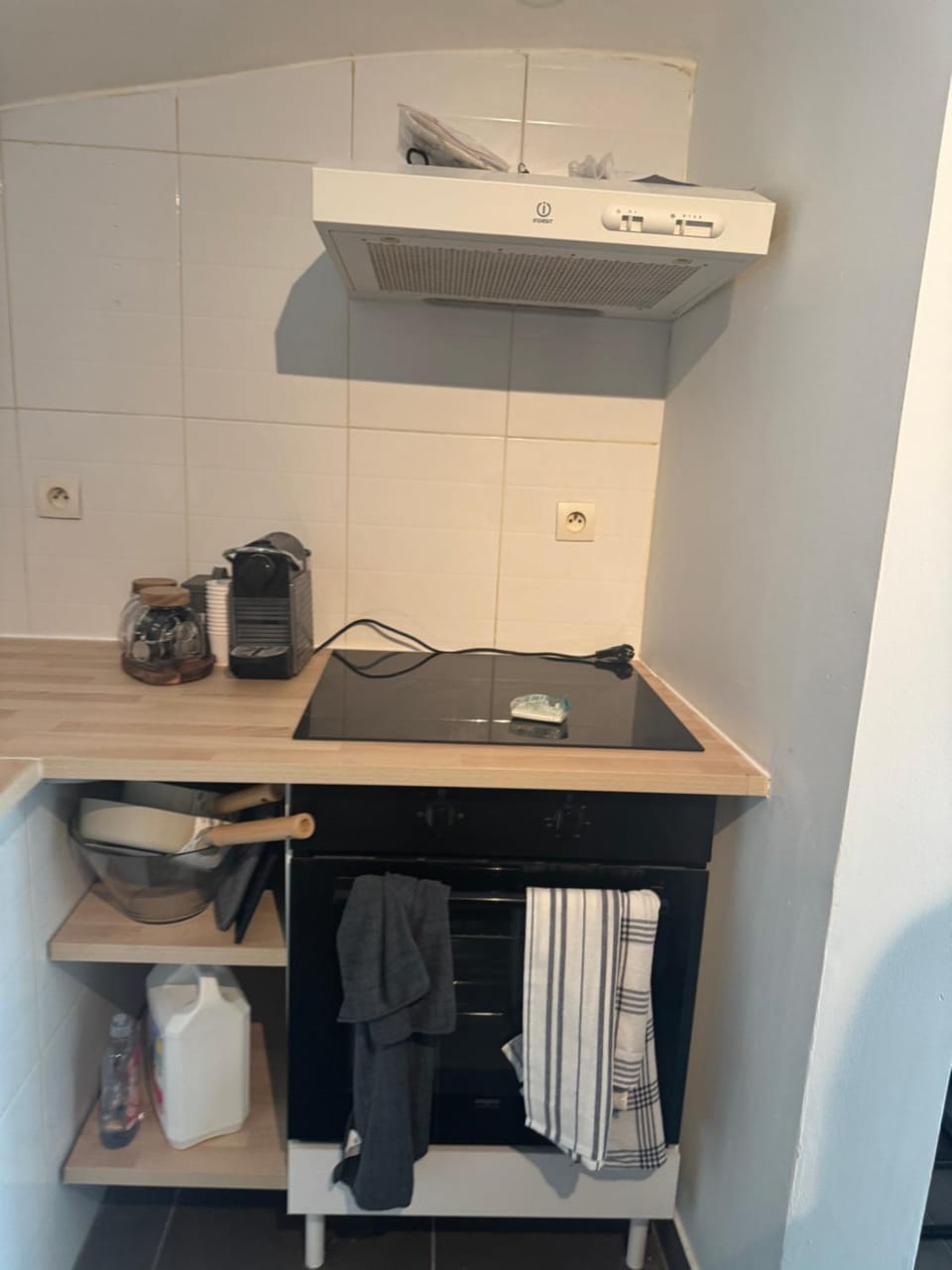 Coffee/tea facilities, Kitchen or kitchenette, Communal kitchen, stove