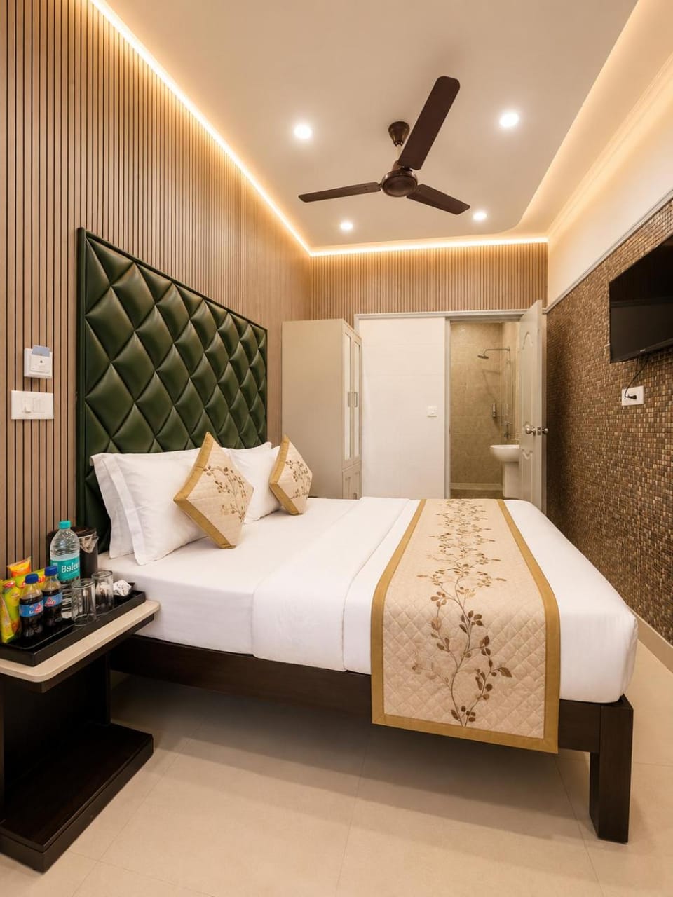 Bed, Photo of the whole room, Bedroom