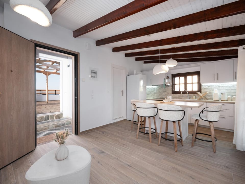 Dining area, kitchen