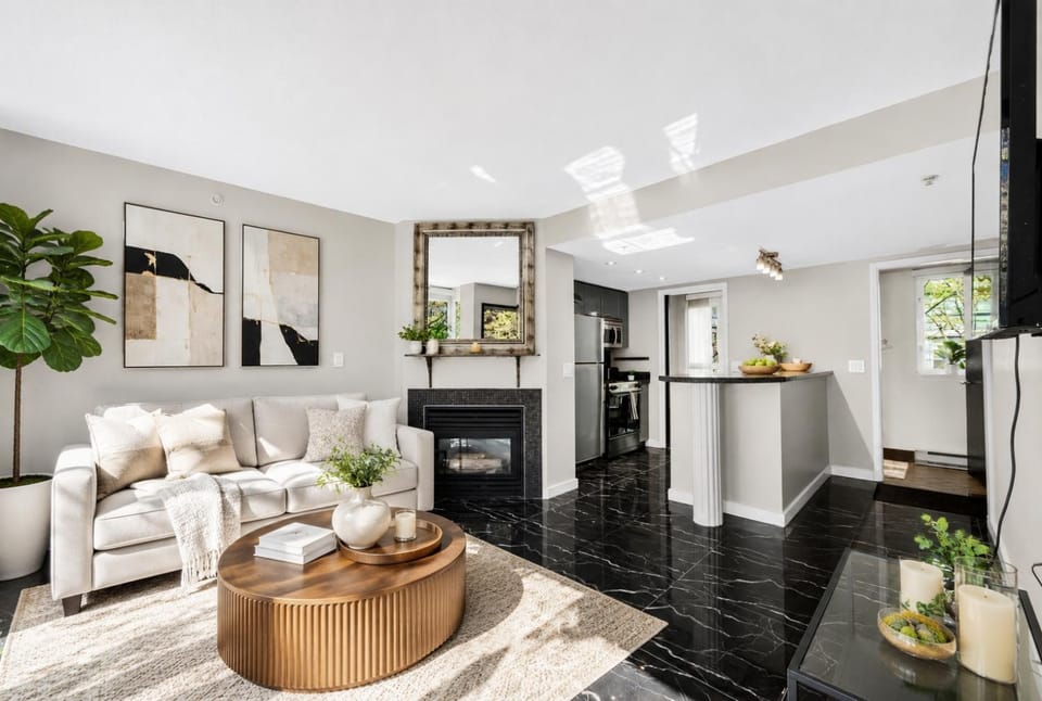 Urban 2BR Condo Near Robson and Yaletown Apartment in Vancouver