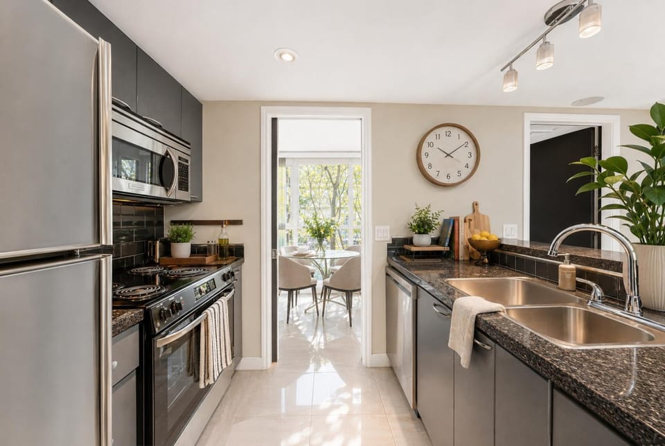 Urban 2BR Condo Near Robson and Yaletown Apartment in Vancouver