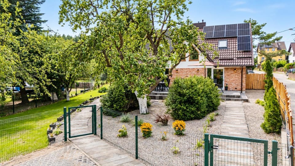 Property building, Spring, Day, Natural landscape, Garden, Garden view
