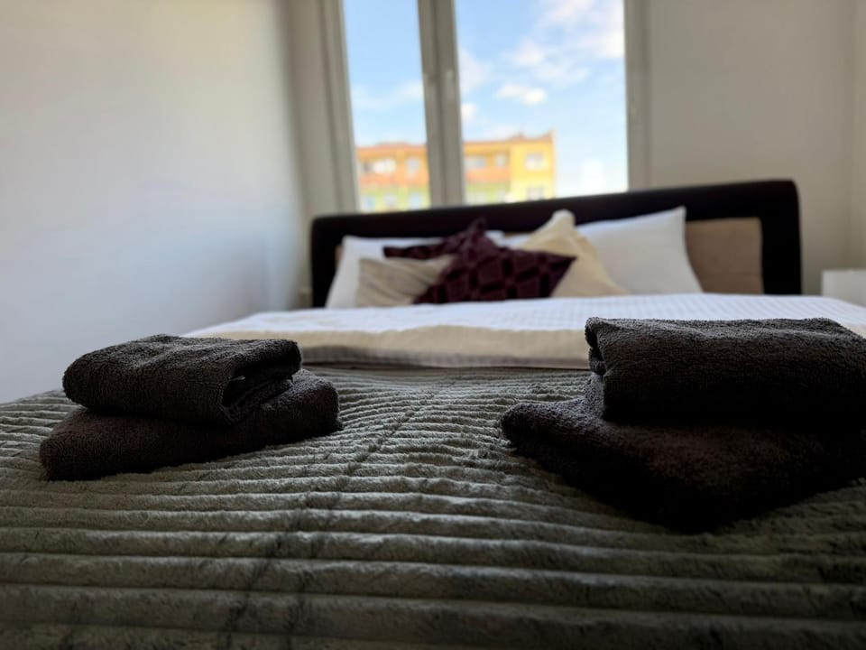 Bedroom, towels, towels
