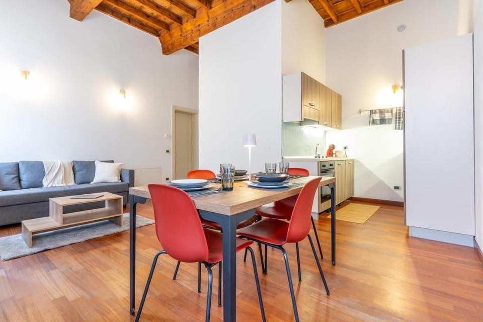 Photo of the whole room, Dining area