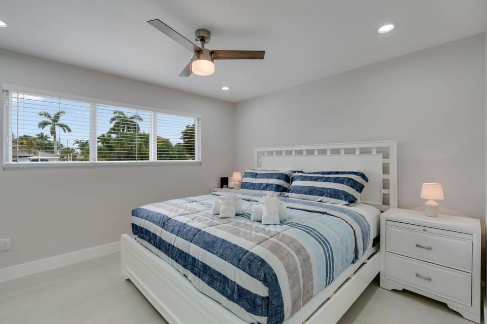 Sanibel Arms B3 Chic Canalside Condo Steps from Beach & Pool House in Sanibel Island