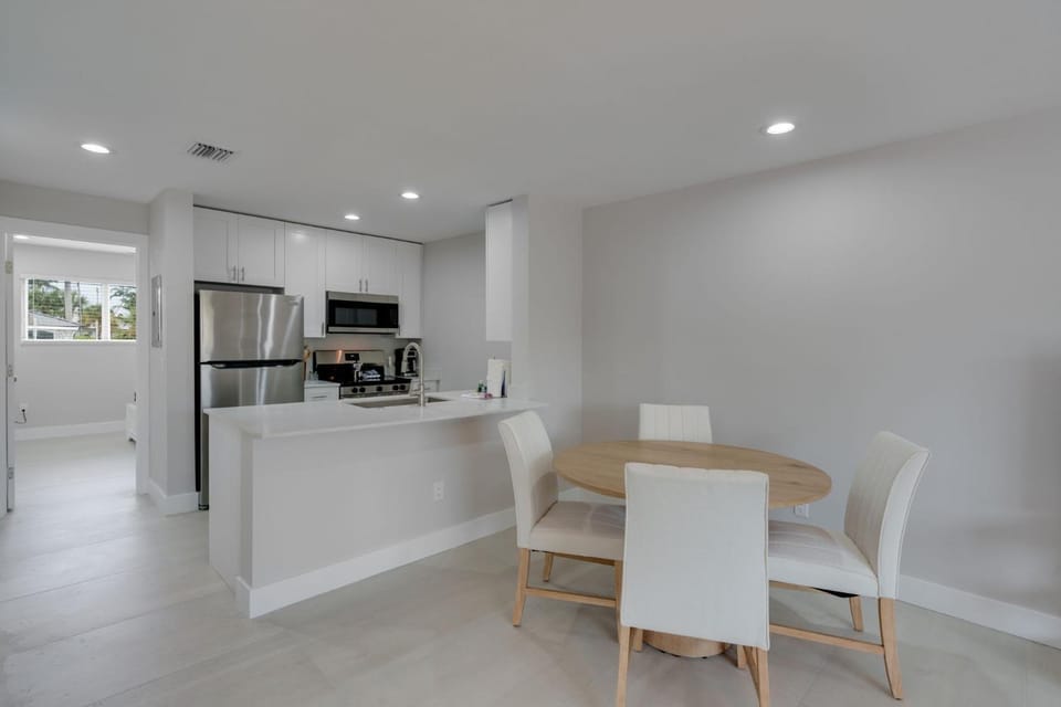 Sanibel Arms B3 Chic Canalside Condo Steps from Beach & Pool House in Sanibel Island