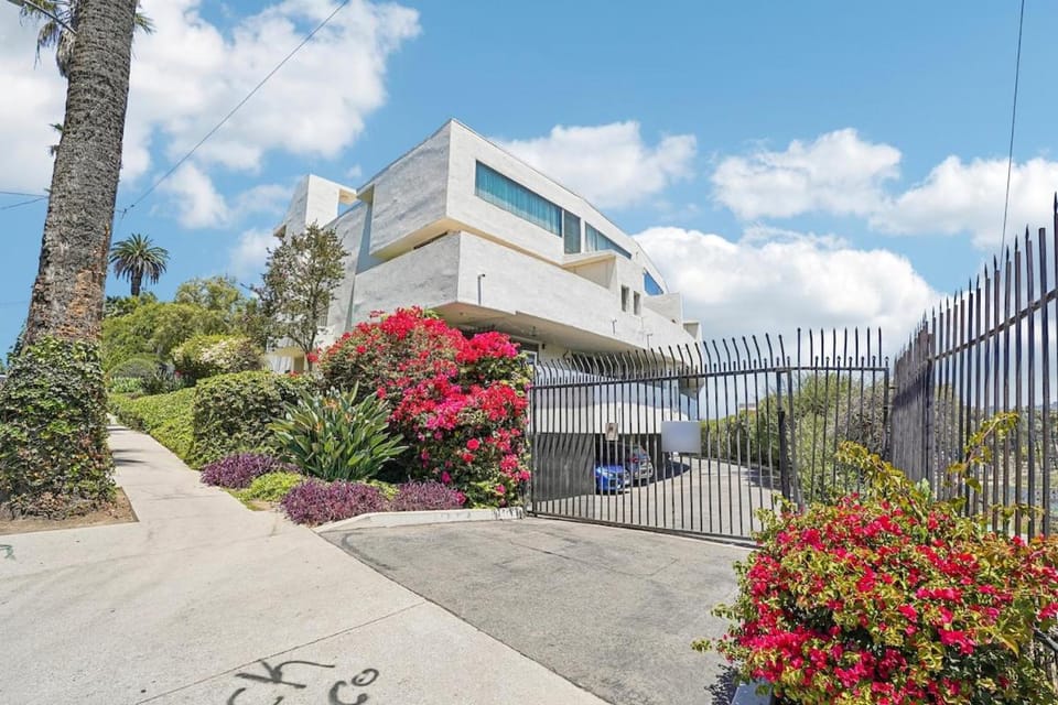 Escape to beautiful Echo Park Lake Apartment in Echo Park