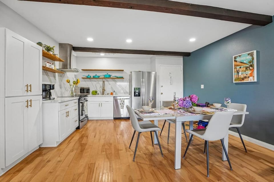 Escape to beautiful Echo Park Lake Apartment in Echo Park