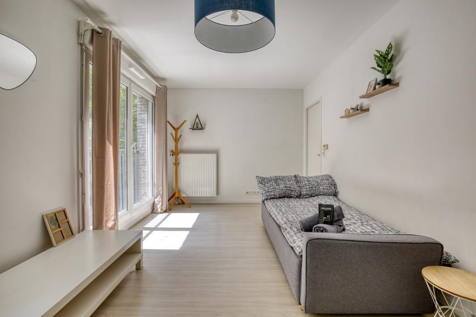 Bed, Seating area, Bedroom