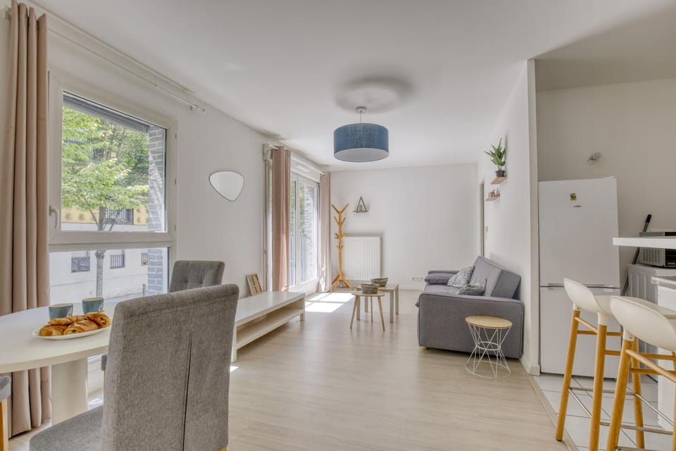 Kitchen or kitchenette, Living room, Seating area, Dining area