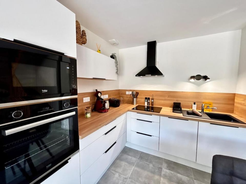 Coffee/tea facilities, Decorative detail, Decorative detail, dishwasher, microwave, oven, kitchen, kitchen