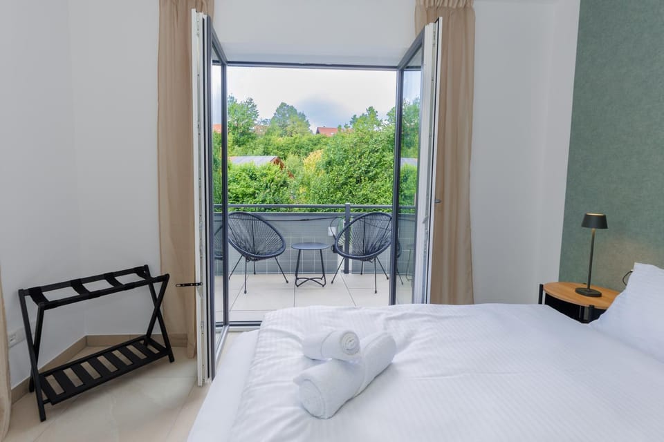 Balcony/Terrace, Decorative detail, Bedroom, towels