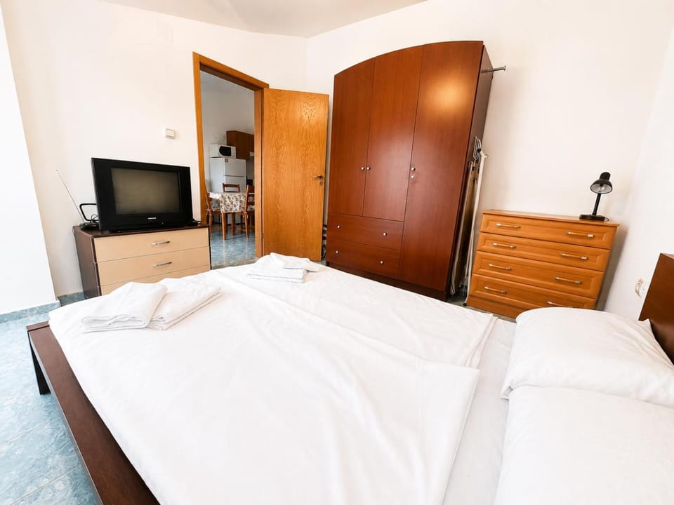 Bed, TV and multimedia, Photo of the whole room, Bedroom, wardrobe