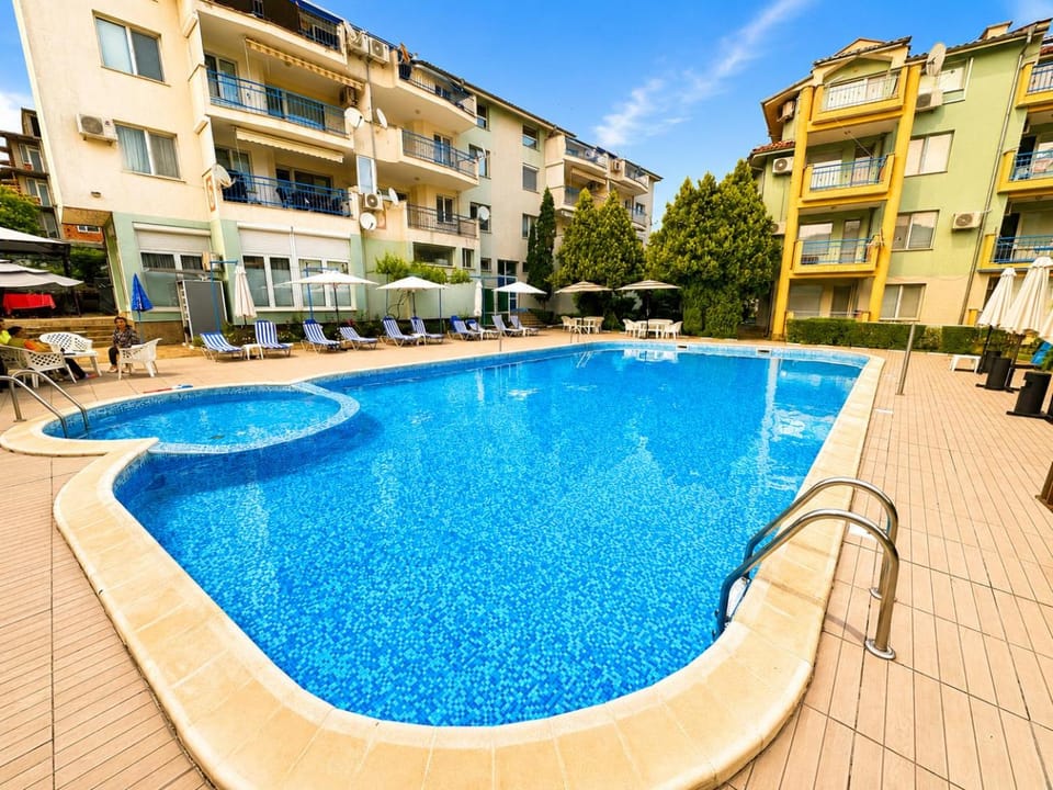 Swimming pool, sunbed
