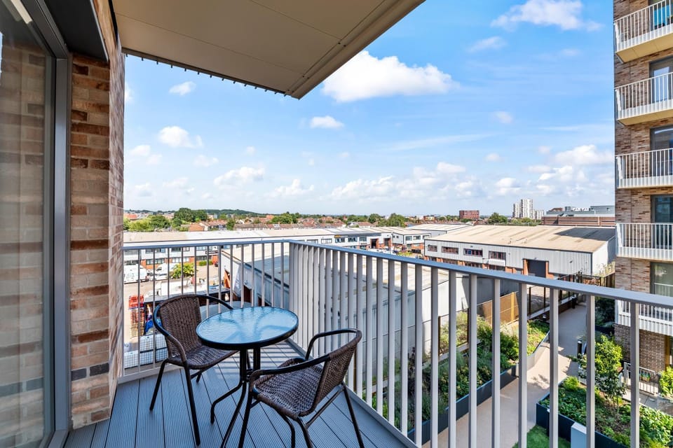 Luxury 1BR Near Tube Direct to Wembley Balcony Apartment in Harrow