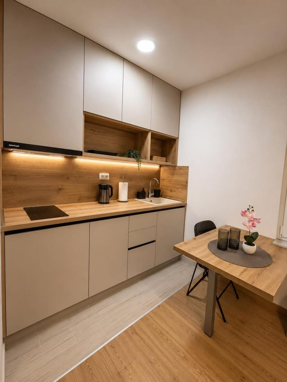 Coffee/tea facilities, Kitchen or kitchenette, Dining area, stove