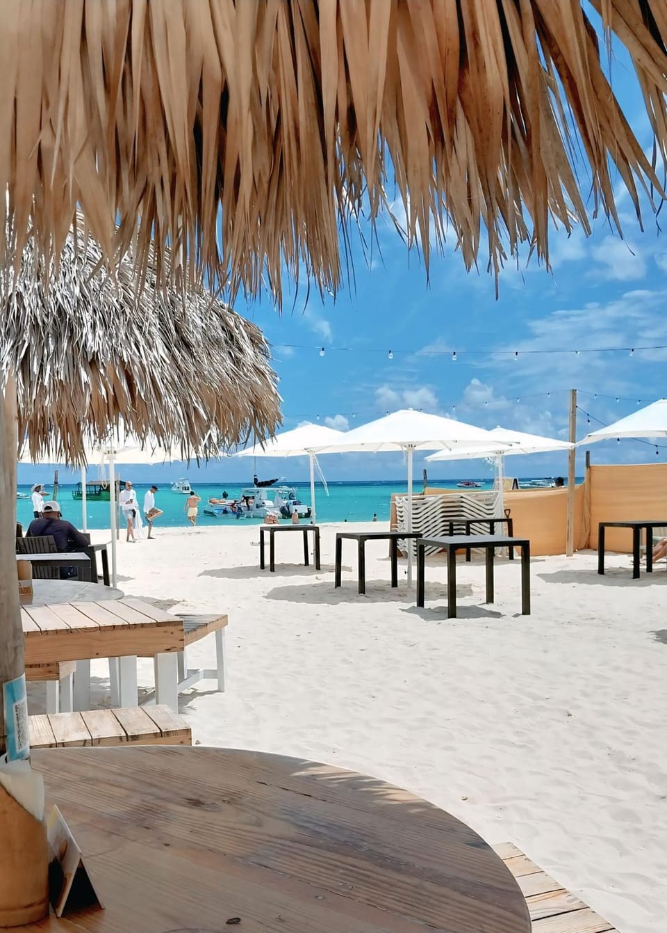 Nearby landmark, Restaurant/places to eat, Restaurant/places to eat, Day, Natural landscape, Beach, Area and facilities, sunbed
