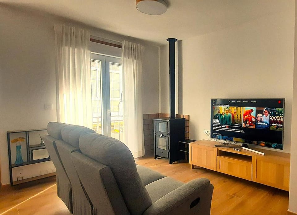 Communal lounge/ TV room, TV and multimedia, Living room, fireplace