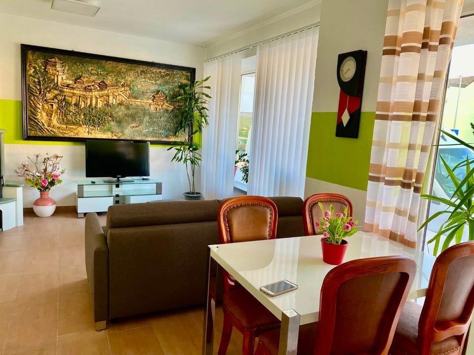TV and multimedia, Living room, Seating area, Dining area