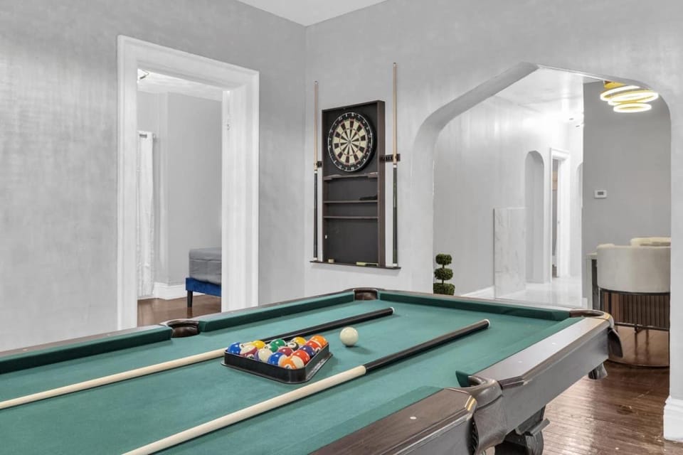 5-Bed Home Game Room Pool Table Sleeps 11 Apartment in Buffalo