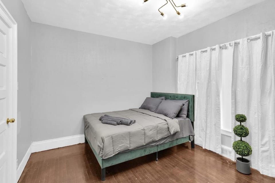 5-Bed Home Game Room Pool Table Sleeps 11 Apartment in Buffalo